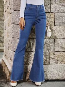 Detail van blauwe flared jeans met hoge taille, onafgewerkte zoom en denim