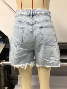 Vue arrière détaillée d'un short en jean bleu clair à taille haute avec ourlet effiloché