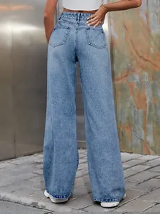 Vue arrière d'un jean en denim bleu clair à taille haute et jambe large en ville
