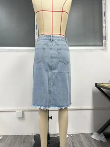 Vista posteriore dettagliata della gonna di jeans a vita alta con orlo sfrangiato blu