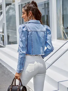 Vue arrière d'une veste en jean bleu clair à manches bouffantes et ourlet brut