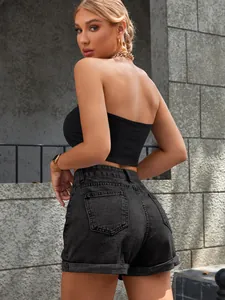 Vista posteriore dettagliata di pantaloncini di jeans neri a vita alta con orli e tasche.