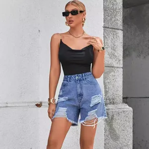 Short en jean taille haute à la mode avec des détails déchirés et un ourlet effiloché.