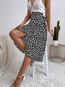 Vista detallada de la falda midi negra con lunares para mujer y una elegante abertura