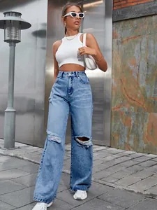 Vue complète en style urbain d'un jean taille haute à jambes larges avec déchirures