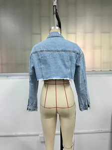 Vista trasera de una chaqueta vaquera corta azul claro de moda con dobladillo deshilachado