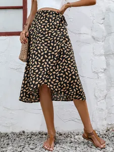 Vista detallada de una falda midi casual con estampado de leopardo