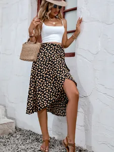 Detalle de falda midi para mujer con estampado de lunares y abertura lateral.