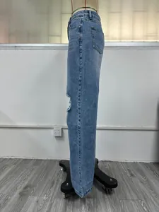 Vue détaillée de côté d'un jean taille haute à jambe large avec genou déchiré