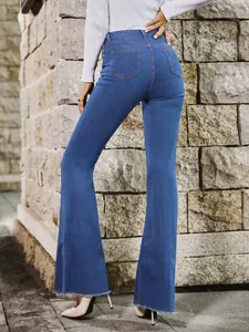 Achteraanzicht van een blauwe stretch flared jeans met hoge taille en ruwe zoom.