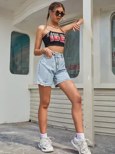 Street style εμφάνιση με γυναικείο ψηλόμεσο τζιν σορτς σε γαλάζιο χρώμα με ξέφτια