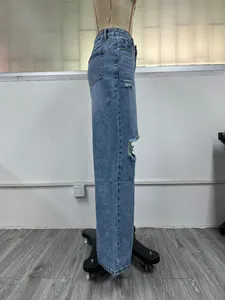 Vue latérale d'un jean en denim à taille haute et jambe large avec détails déchirés au genou.