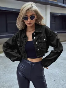 Chaqueta vaquera corta negra con detalles desgastados para un look moderno y casual