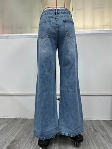 Vue arrière détaillée d'un jean bleu à taille haute et jambe large pour femme