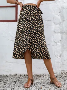 Elegante falda midi negra con estampado de pétalos beige cintura alta cruzada y abertura lateral