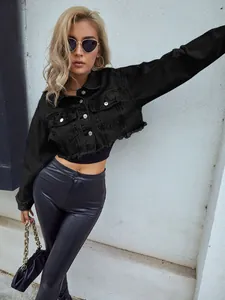 Chaqueta vaquera corta negra de moda con dobladillo deshilachado para mujer.