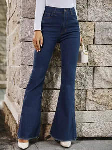 Detail van een donkerblauwe flared jeans met hoge taille, onafgewerkte zoom en stretch