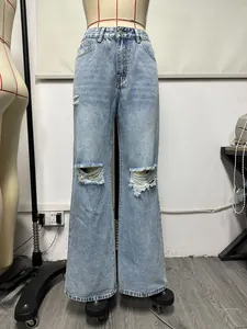 Vue frontale d'un jean en denim déchiré à taille haute et jambes larges sur un mannequin