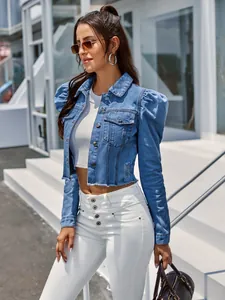 Veste en jean courte tendance avec manches bouffantes et col à revers classique chic.