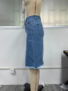 Vista laterale dettagliata di una gonna midi in denim a vita alta con orlo sfrangiato e vestibilità slim