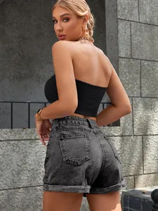 Vista posteriore di pantaloncini di jeans a vita alta slim fit in grigio su modella