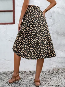 Vista trasera detallada de una falda midi negra con un elegante estampado de lunares.