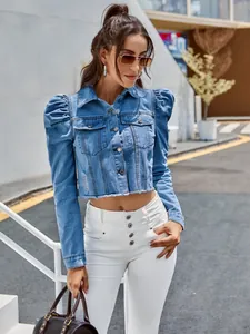 Vue détaillée d'une veste en jean courte tendance avec manches bouffantes et col.