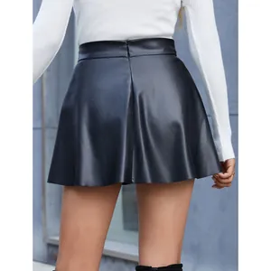 Elegante minigonna a pieghe in pelle PU nera a vita alta per donna, vista posteriore