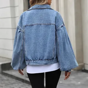 Vista posteriore di giacca di jeans corta casual da donna con maniche a lanterna blu.