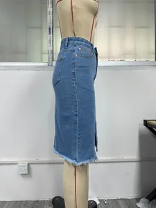 Vista dettagliata di una gonna midi in denim blu a vita alta con orlo sfrangiato