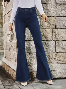 Gedetailleerd overzicht van donkerblauwe flare jeans met hoge taille en vintage rauwe zoom
