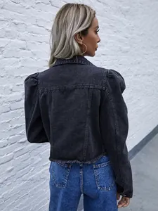 Vue détaillée du design chic des manches bouffantes sur une veste en jean.