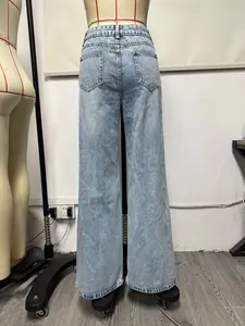Vue arrière d'un jean en denim bleu clair à taille haute et jambes larges sur mannequin.