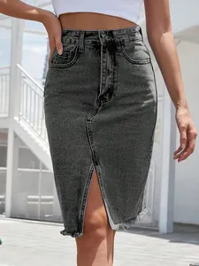 Gonna a tubino in denim grigio a vita alta con spacco frontale e orlo grezzo sfilacciato