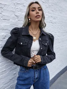 Gros plan sur une veste en jean courte noire pour femme avec manches bouffantes