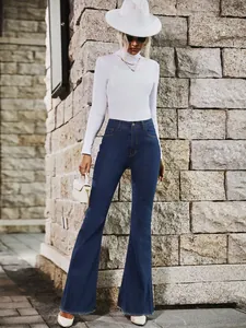 Hoge taille stretch denim flare jeans met wijde pijpen voor dames in een buitenomgeving