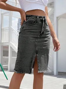 Dettaglio gonna midi in denim grigio a vita alta con spacco frontale e bordo a vivo