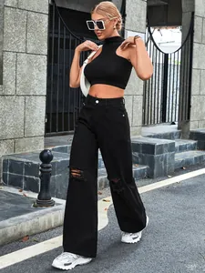 Jean noir taille haute à jambes larges avec détails déchirés pour femmes, style chic.