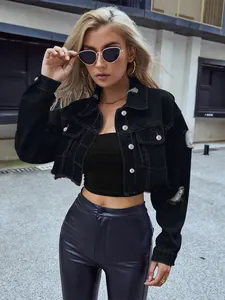 Chaqueta vaquera corta negra con detalles desgastados para un look urbano muy chic
