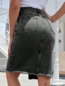 Vista posteriore di una gonna di jeans grigia a vita alta con orlo sfrangiato e spacco