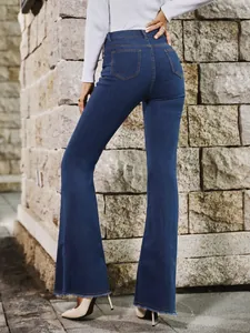 Detailweergave van donkerblauwe flare jeans met hoge taille en een rafelige zoom.