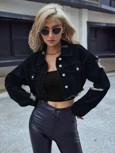 Chaqueta vaquera corta negra de moda con efecto desgastado y dobladillo descosido.