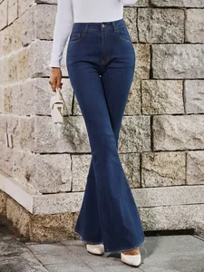 Donkerblauwe flared jeans met hoge taille en onafgewerkte zoom voor een vintage look.