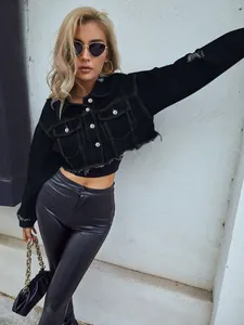 Chaqueta vaquera negra corta con dobladillo sin rematar, estilo casual y moderno para mujer.