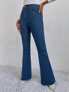 Detailweergave van een high-waisted flare jeans met een stijlvolle rafelzoom