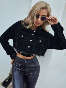 Chaqueta vaquera corta negra de moda con dobladillo deshilachado y pespuntes
