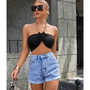 Primo piano di pantaloncini di denim a vita alta azzurri con risvolto alla moda su modella