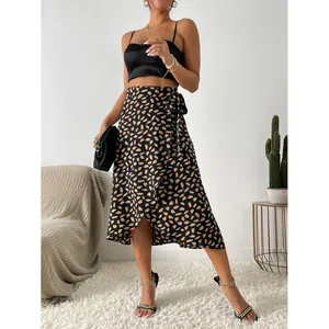 Elegante falda midi cruzada con estampado de lunares negros y marrones, lazo y abertura lateral