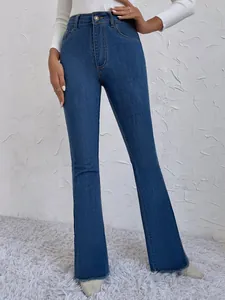 Close-up van blauwe flare jeans met hoge taille en onafgewerkte zoom
