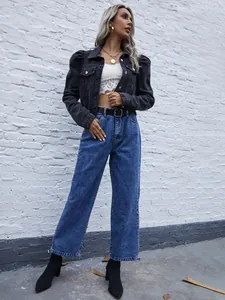 Vue détaillée d'une veste courte en jean gris anthracite avec manches bouffantes